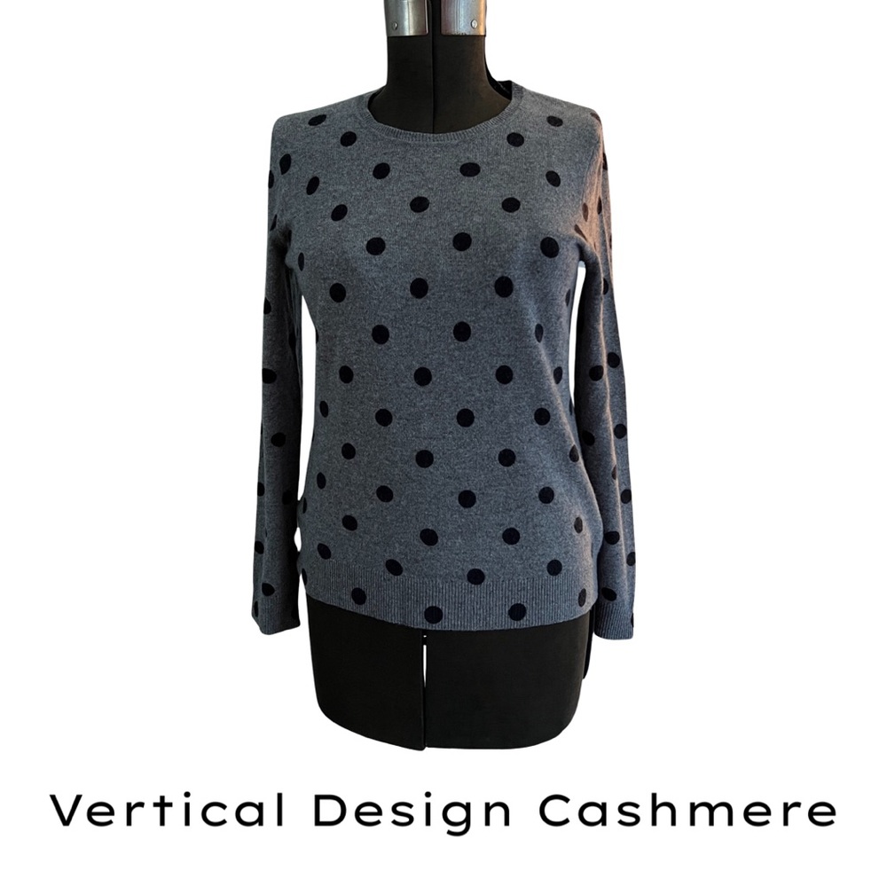 VERTICAL DESIGN 2-PLY 100% CASHMERE SWEATER, GREY WITH BLACK POLLA DOTS, SIZE M